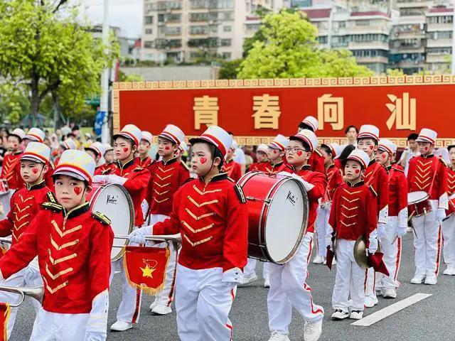 以青春之名向祖國告白，近千名青少年巡游汕頭內海灣